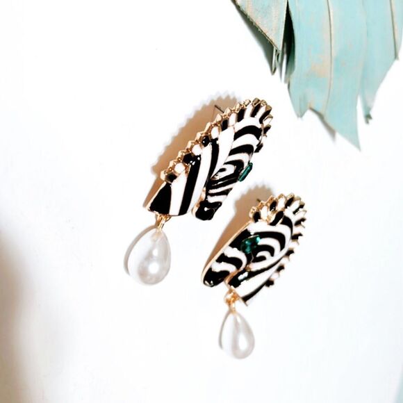 Zebra dangle earrings S167 - Picture 3 of 3